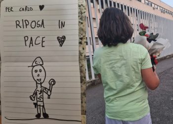 Un disegno e un fiore per il carabiniere ucciso in Puglia nel suo ultimo giorno di lavoro. Lorenzo ha 9 anni e il suo gesto commuove