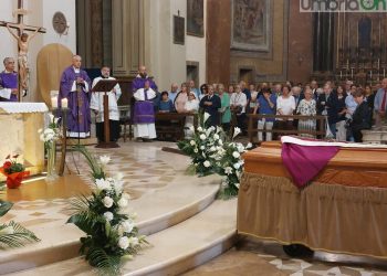 Terni: l’ultimo saluto a don Antonio Maniero in cattedrale – Le foto