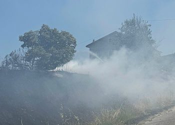Guardea: incendio lambisce le abitazioni e materiali ‘a rischio’. Scatta l’intervento
