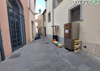 Terni, rifiuti e malodore in via Visciotti. «Così è insostenibile». Asm in azione – Fotogallery