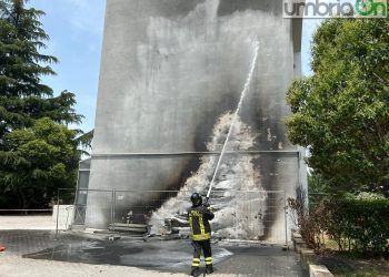 Terni: brucia la copertura di un palazzo in zona Cesure. Ipotesi dolo
