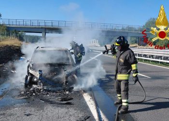 A1: l’auto si incendia mentre vanno in vacanza. Disavventura per una famiglia di quattro persone