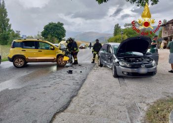 Flaminia: scontro fra due auto a Fossato di Vico. Coinvolte quattro persone