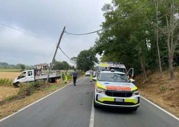 Carroattrezzi con mezzo pesante aggancia cavo lungo la strada: ferito lavoratore