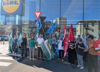 Anche in Umbria sciopero dei lavoratori Lidl: adesione alta. «Utili miliardari e a noi pochi spiccioli»