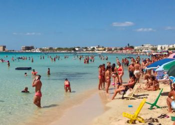 Turisti umbri rischiano di annegare in Salento: salvati a Torre Lapillo
