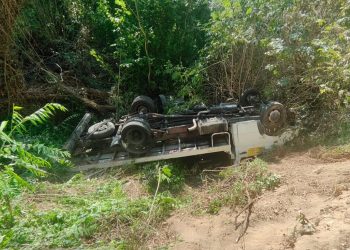 Carroattrezzi recupera auto finita fuori strada. Riparte e finisce in una scarpata