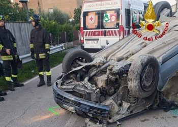 Foligno: auto con tre persone a bordo si ribalta in via Mameli. Un ferito