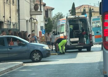 Terni, scontro in via del Rivo: moto colpisce auto in sosta, 24enne soccorsa