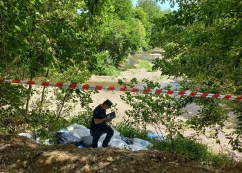 Abbandona mezza tonnellata di scarti tessili nell’alveo del torrente: denunciato cinese
