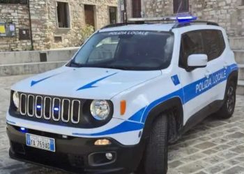 Sassi dalla passerella contro le auto in transito. Denunciato 15enne