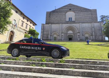 Forza posto di controllo, va contromano in centro e colpisce carabiniere: 16enne arrestato