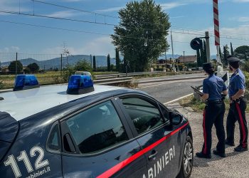 Ha un malore, resta con l’auto tra le rotaie e le sbarre del passaggio a livello: 74enne salvato