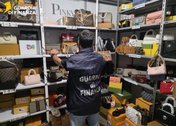 Maxi sequestro per oltre 2.300 articoli: imprenditore cinese nei guai. Decisivo un profilo TikTok