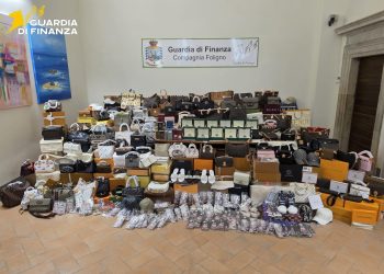 Maxi sequestro per oltre 2.300 articoli: imprenditore cinese nei guai. Decisivo un profilo TikTok