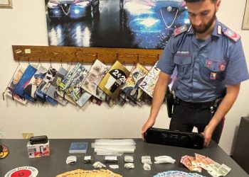 Litigano in casa, arrivano i carabinieri e scoprono quattro etti di droga: arrestato 23enne