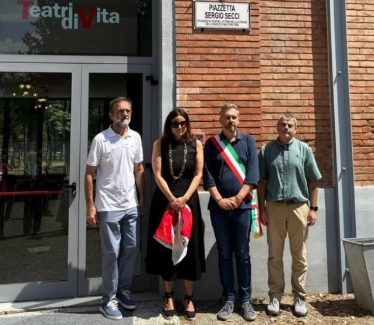 L'intitolazione della piazza a Sergio Secci (foto Il Resto del Carlino)