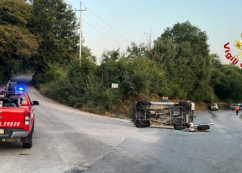 Impatto tra auto, una si ribalta: due feriti in ‘codice rosso’