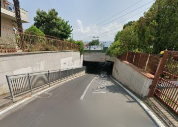 Terni, cade in bici per una buca e chiede 98.394 euro: mini debito fuori bilancio per il Comune