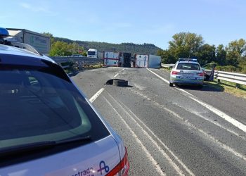 A1 Attigliano: scoppiano due pneumatici e il tir si ribalta. Traffico in tilt in autostrada