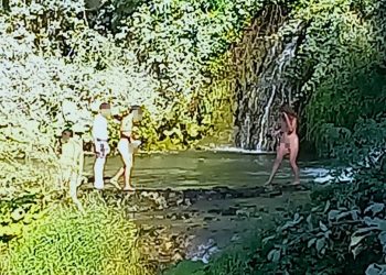 Bagno ‘naturista’ alla Cascata delle Marmore: nudi nelle acque gelide