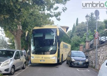 Terni, sosta ‘selvaggia’ a Cesi: autobus bloccato. Gli operai ‘rimuovono’ auto e risolvono