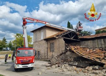 Spoleto: crolla uno degli stabili della rimessa dei trenini della ex Spoleto-Norcia