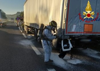A1: tamponamento fra tir causa sversamento di materiale inquinante