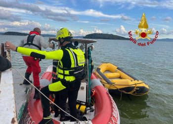 Perdita di gas nelle acque del lago Trasimeno: sommozzatori e tecnici al lavoro per ore