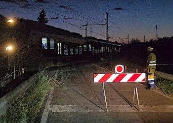 Auto abbatte barriera del passaggio a livello: danni e disagi