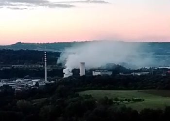 Nera Montoro, in fiamme deposito di gomma tritata. Lucarelli firma l’ordinanza – Foto e video
