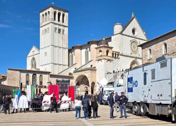 Assisi: festa per San Francesco con Meloni e Proietti. «Giornata storica per l’Italia» – Le foto