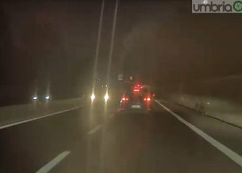 Auto contromano sul raccordo Terni-Orte: tragedia sfiorata – Il video