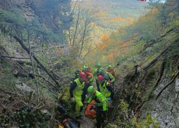 Cacciatore precipita in un dirupo: soccorso in elicottero