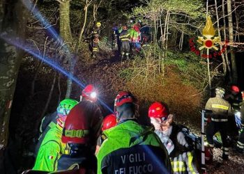 Deltalplanista incastrato su un albero a 30 metri di altezza. Salvato sul monte Cucco