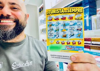 Amelia e una giovane ‘baciate’ dalla fortuna: colpo grosso con ‘Turista per Sempre’
