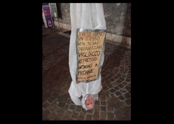Il fantoccio di Bandecchi a testa in giù fa discutere ed è al centro delle indagini