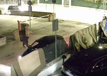 Paura a Foligno: le rubano la borsa con l’incasso mentre è in auto – Video