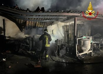 Montefalco: brucia capannone edile. Danni ingenti e indagini in corso