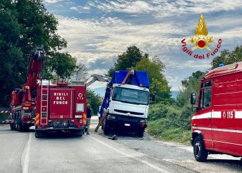 Rischia di ribaltarsi con un carico di terra: ci pensano i vigili del fuoco
