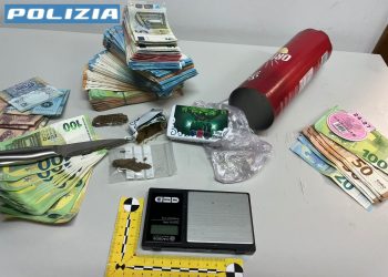 Trovato con oltre un etto di hashish e quasi 20 mila euro: arrestato