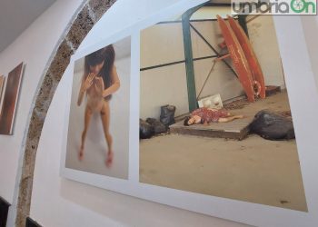 Terni, in via Cavour c’è ‘Dolls’: Barbie umanizzate per una denuncia sui femminicidi