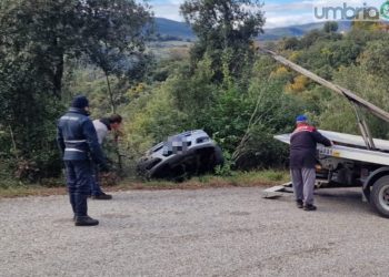 Amelia: 33enne finisce con l’auto nel dirupo. Denunciata e sanzionata