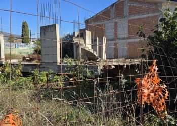 Terni, borgo Rivo: «Quegli ‘scheletri’ agevolano anche i ladri»