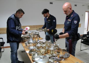 Fermati in A1 con 50 chili di argenteria rubata: denunciati due uomini dalla Stradale di Orvieto