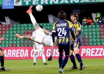 La Ternana ne fa tre al Giugliano e va avanti in Coppa Italia. Leonardi ancora gol-spettacolo