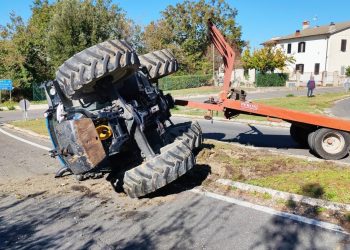 Collescipoli: si ribalta con il trattore lungo la strada