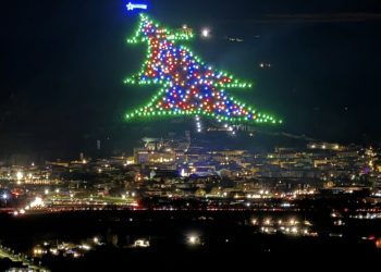 Spettacolo per l’albero di Natale da record di Gubbio – Le foto di E. Cairoli