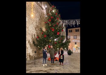 Narni-Ussita: il grande albero di Natale in piazza suggella l’amicizia