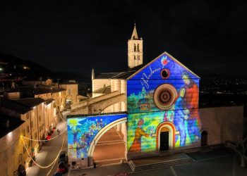 Assisi accende il Natale di pace: luci, arte e un abbraccio con Betlemme